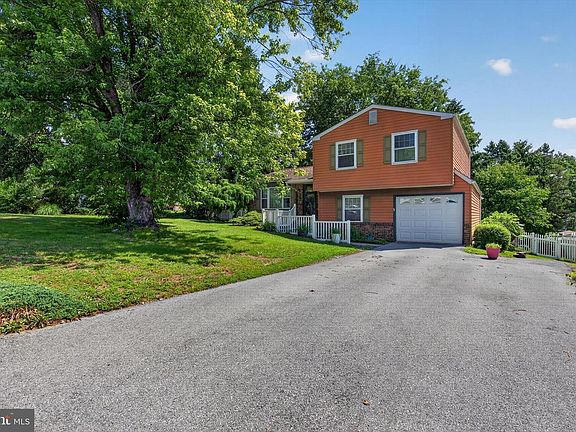 2nd image of 826 Lark Dr