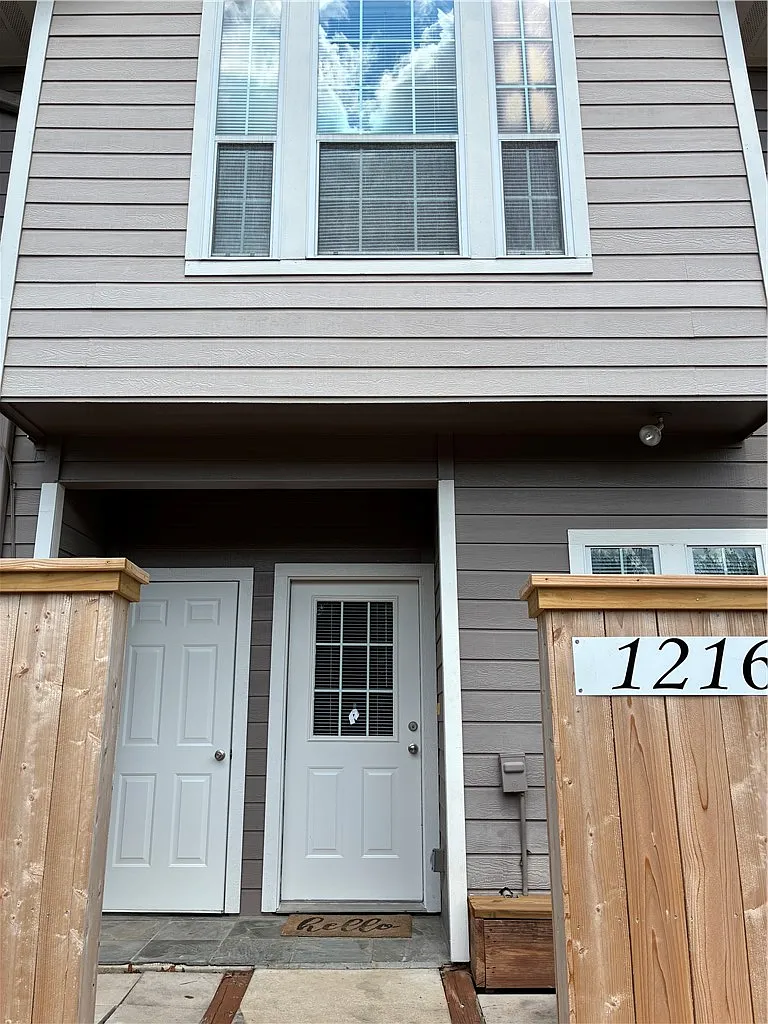 2 bed, 2.5 bath, 1332 sqft, $1,200 — Photo 1