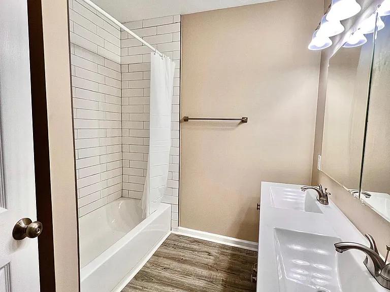 315 W 3rd St #1 — Photo 9