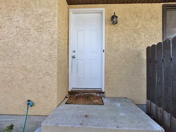 4th image of 32 S Whitman Cres NE
