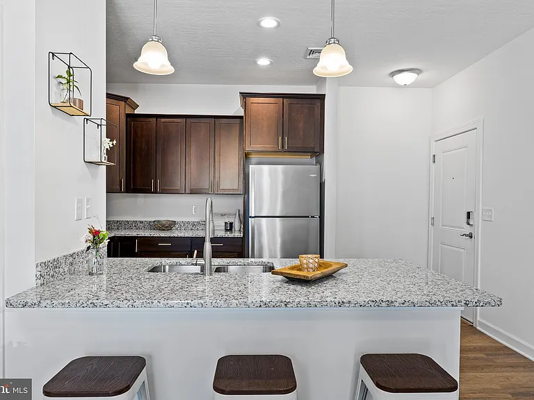 1014 Crew St #102 — Photo 7
