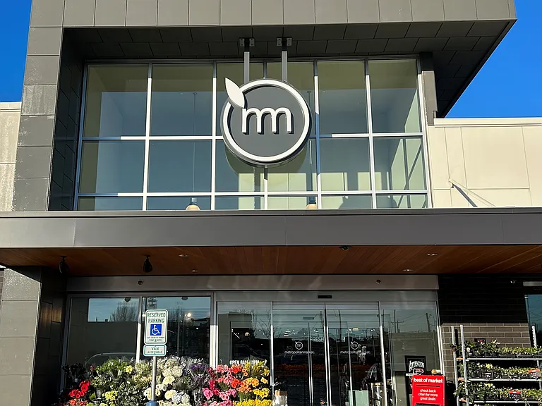 Met Market - A new location at the top of Crown Hill and has quite the selection!