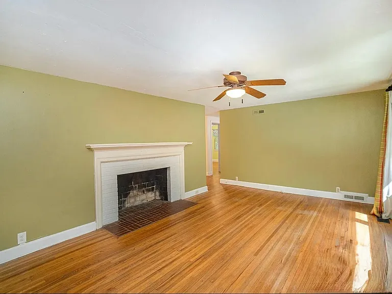 409 Edgewood Ct — Photo 2