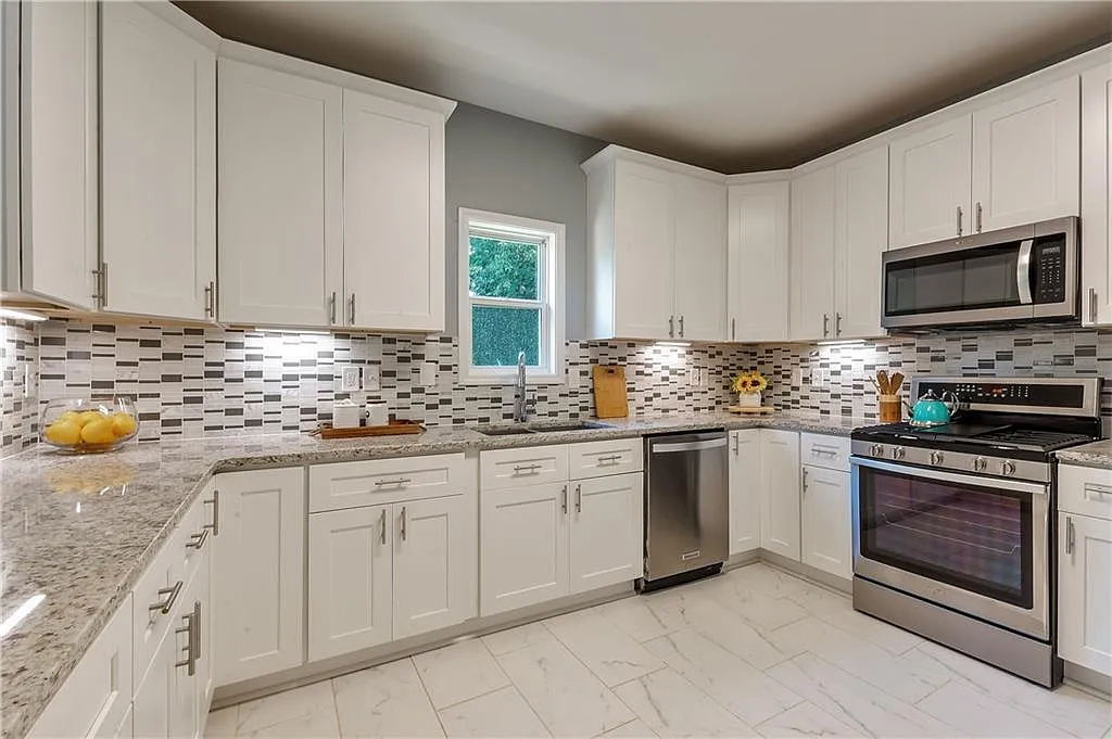 3 bed, 1345 sqft, $2,200 — Photo 3