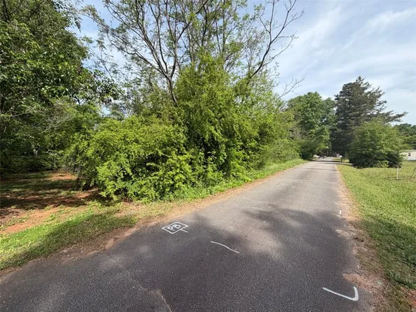 102 Sioux St, Laurens, SC 29360