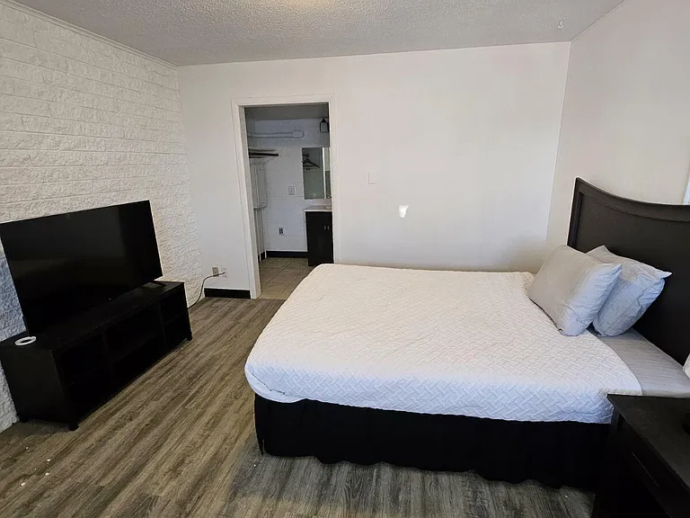 1400 W J St — Photo 7