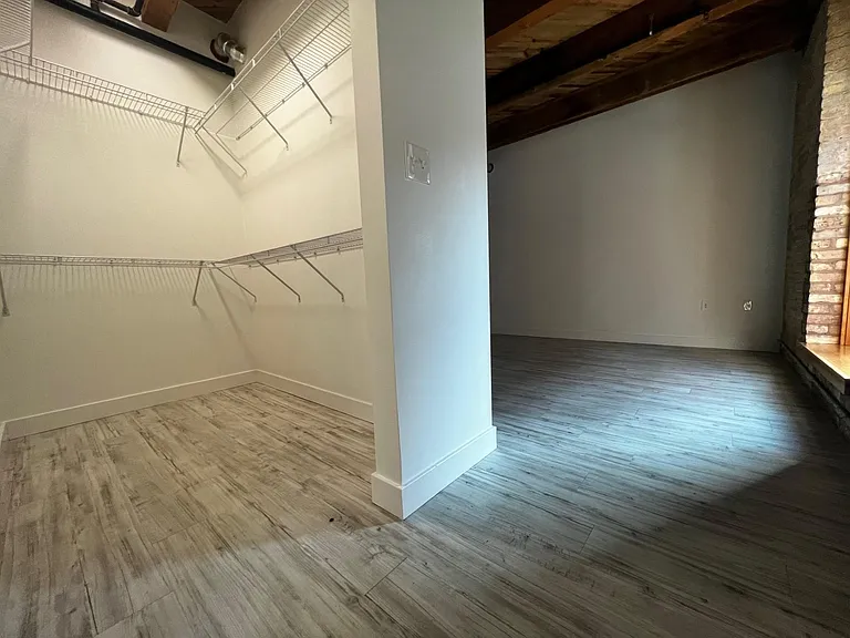 1 Bedroom w/ spacious walk in closets