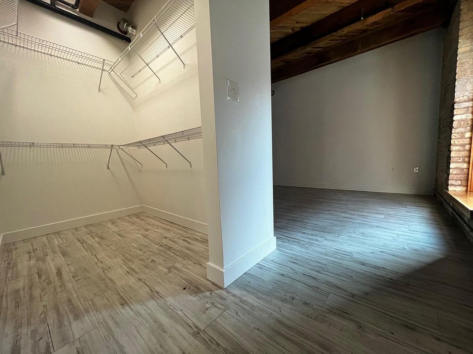 1 Bedroom w/ spacious walk in closets