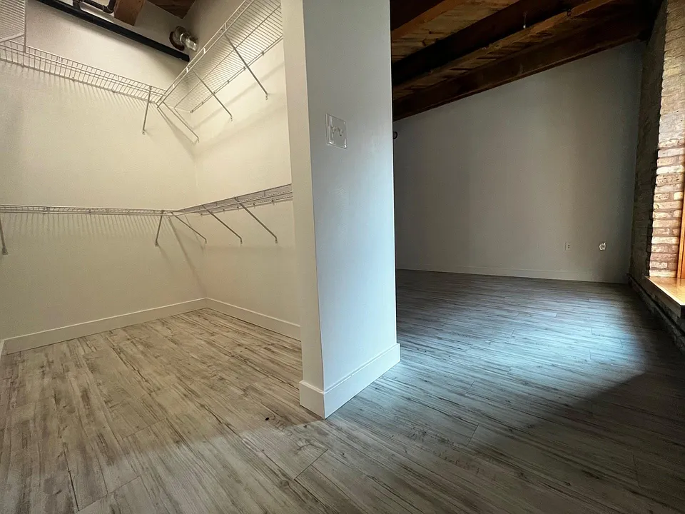 1 Bedroom w/ spacious walk in closets