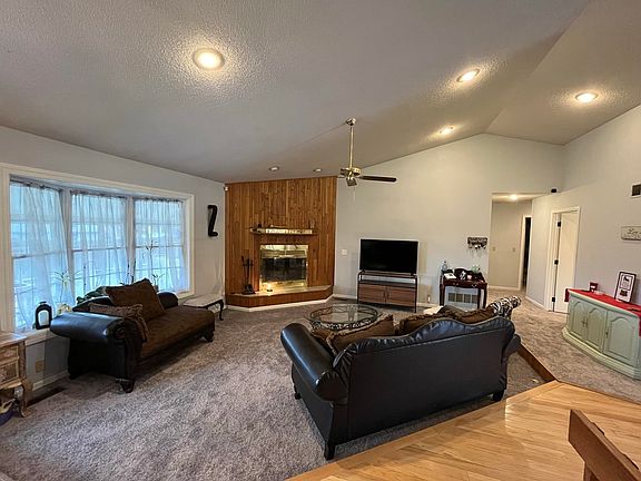 3rd image of 1410 Circle Lake Dr