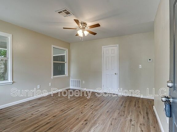 3rd image of 509 E Rose Dr