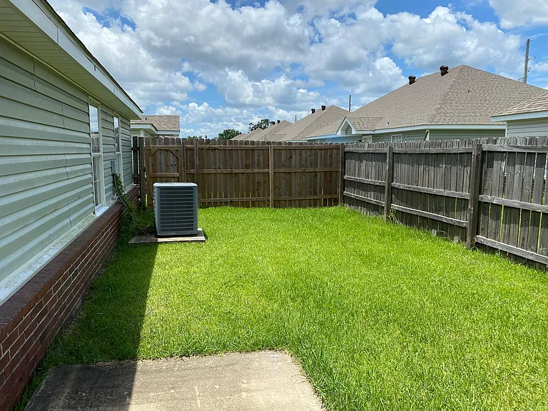 5022 Hawthorn Dr — Photo 2