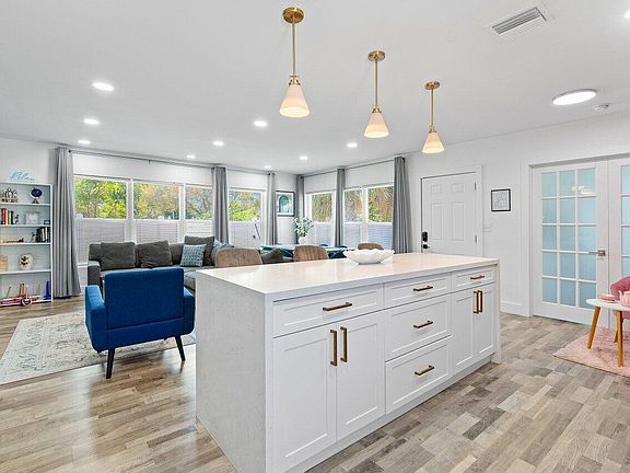4th image of 108 SE 11th Avenue
