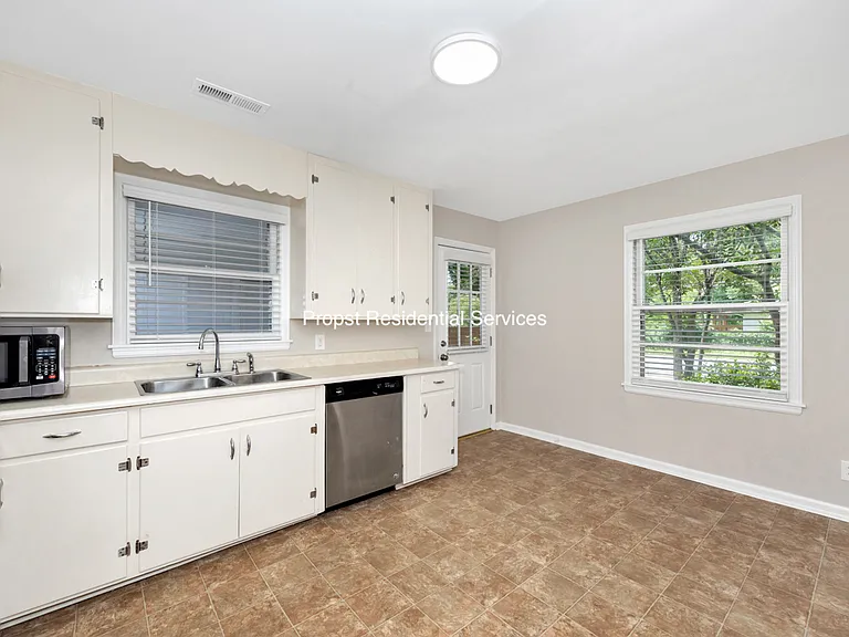 823 Stanhope Dr NE — Photo 14