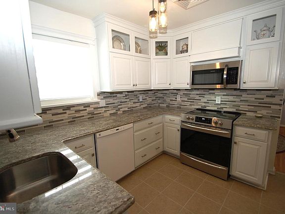 3rd image of 555 Janvier Dr