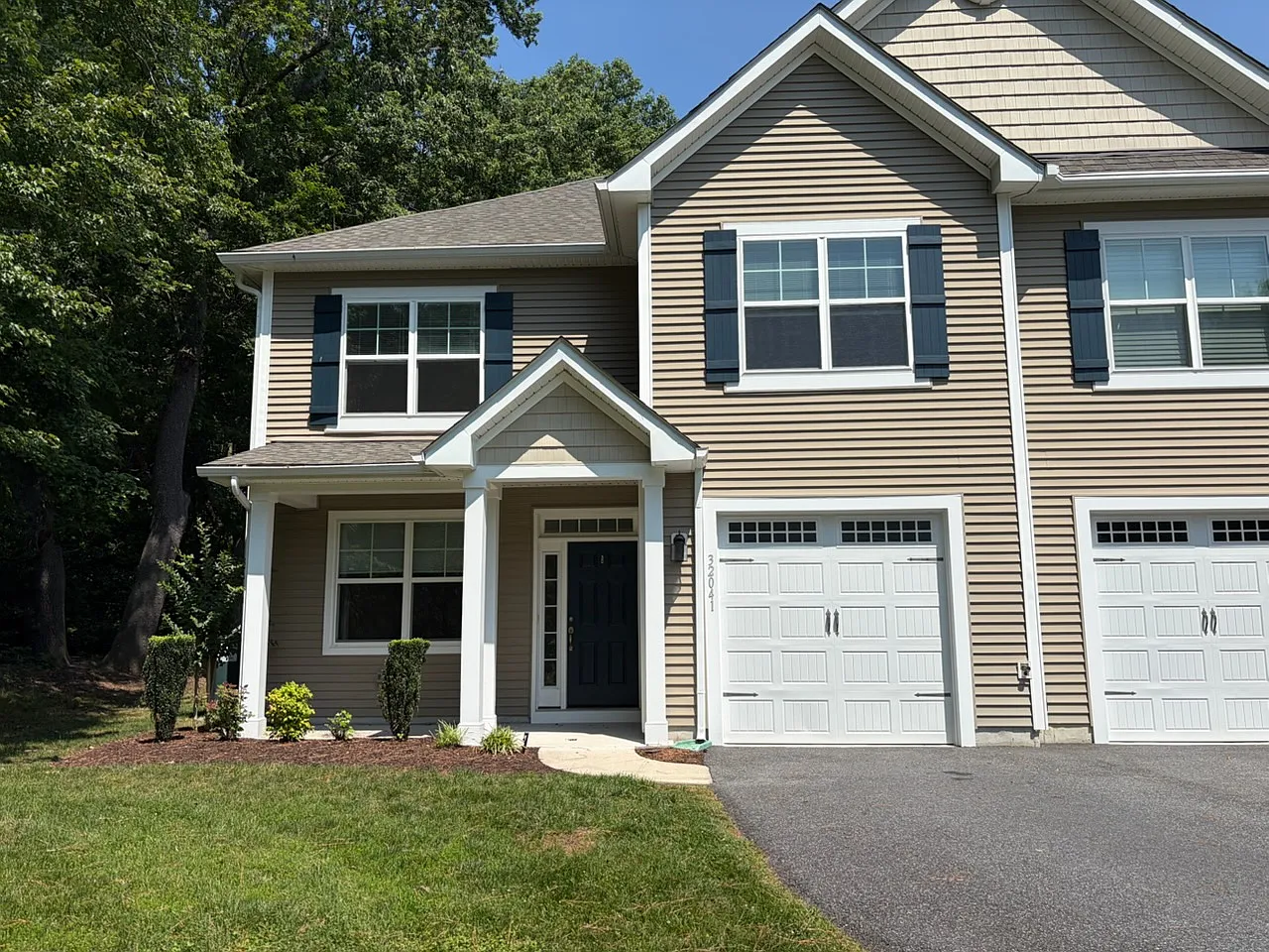 3 bed, 2.5 bath, 2112 sqft, $2,400 — Photo 1