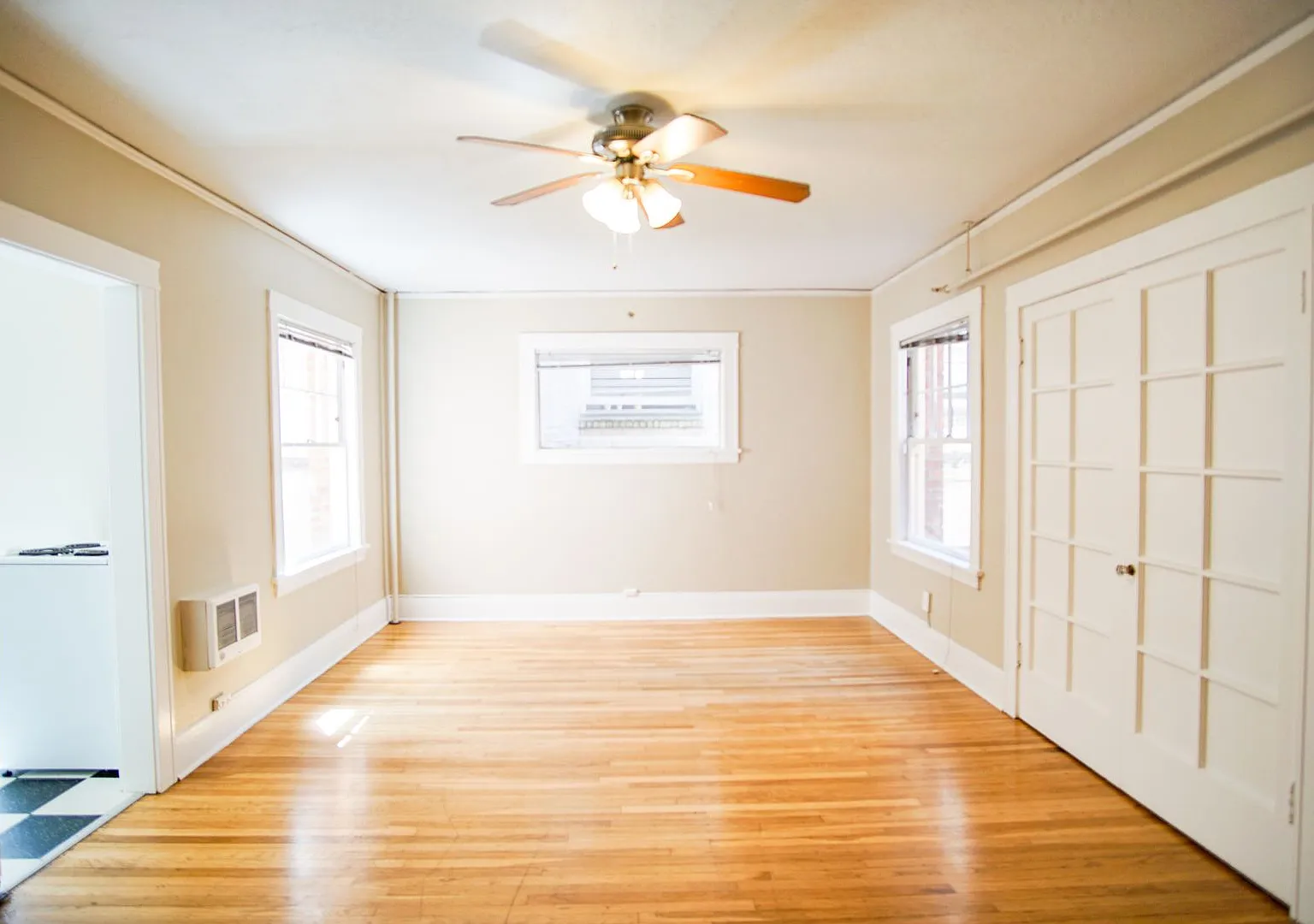 Light & Bright Vintage Studio in Central Great Location — Photo 3