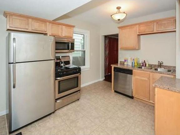 4th image of 244 Haskell St E