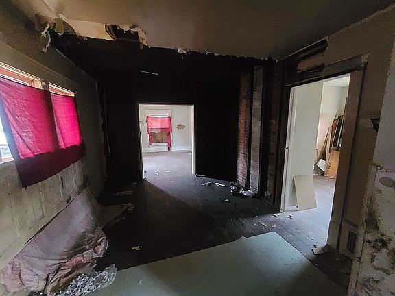 5th image of 114 Lake St