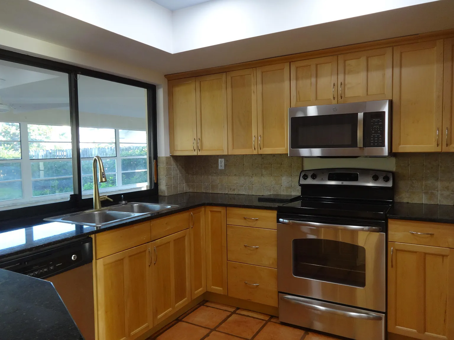3 bed, 2.0 bath, 1499 sqft, $4,395 — Photo 2
