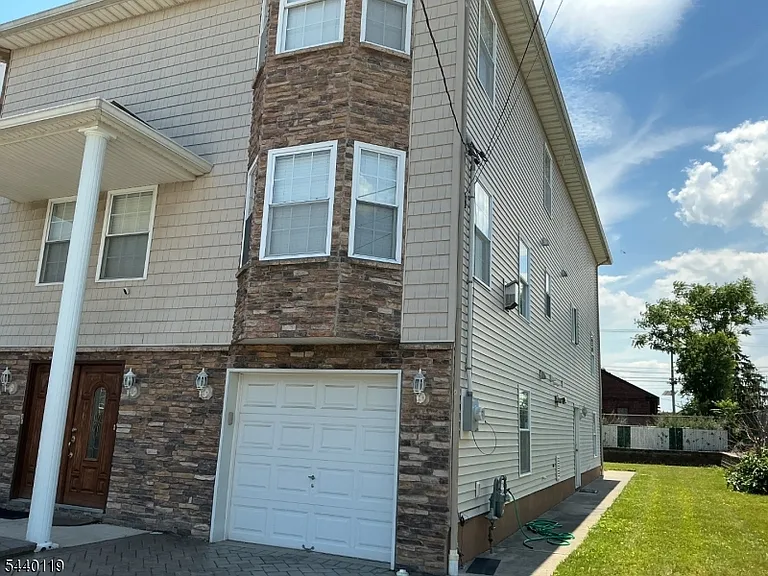 38 Henry St #A — Photo 2