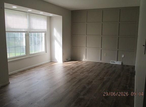 2nd image of 1001 NW Canterbury Rd