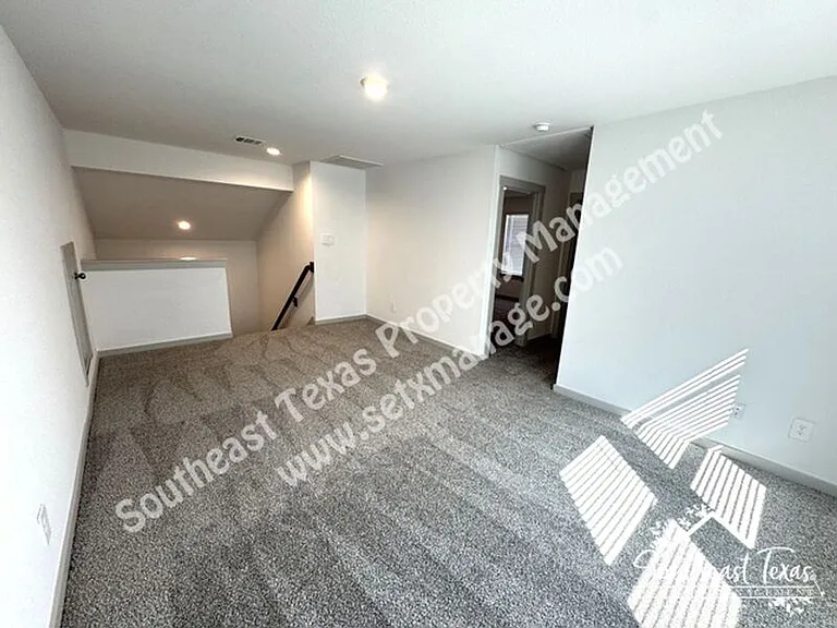 111 Lakeway Cir — Photo 18