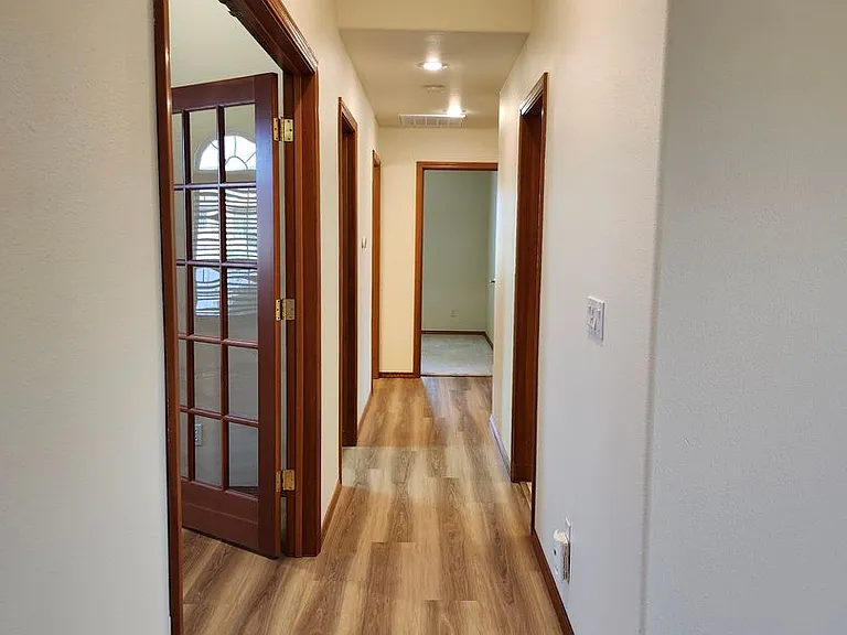 106 Prestwick Ln — Photo 17