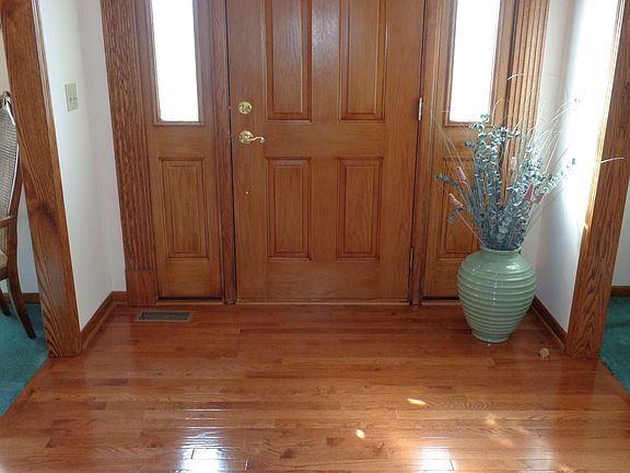 Beautiful Hardwood Foyer!