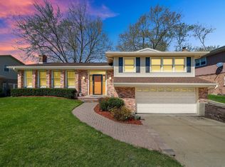 2006 N Pinetree Dr, Arlington Heights, IL 60004