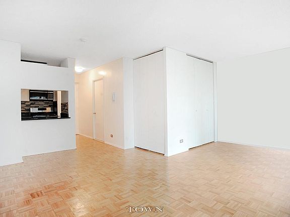 3rd image of 250 E 40th St APT 11D