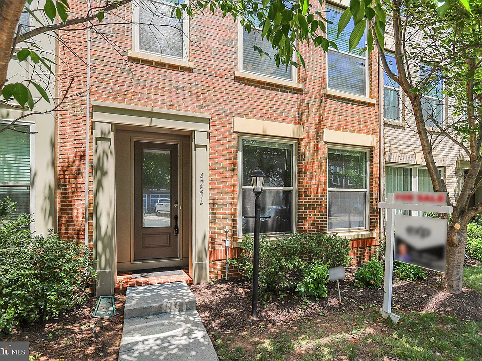 42274 Hampton Woods Ter