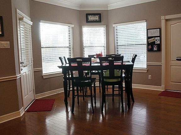 Nice Natural Lighting in the Breakfast room.