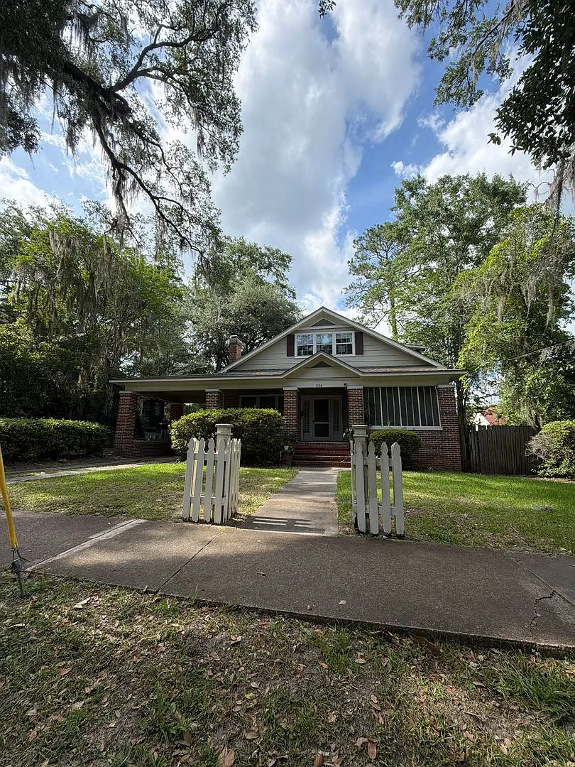Beautiful downtown quad. 1 and 2 bed units available now. Pets allowed. — Photo 3