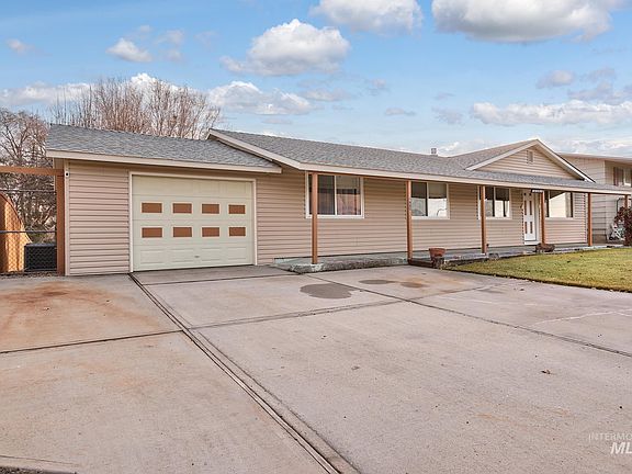 2nd image of 611 W Indianhead Rd