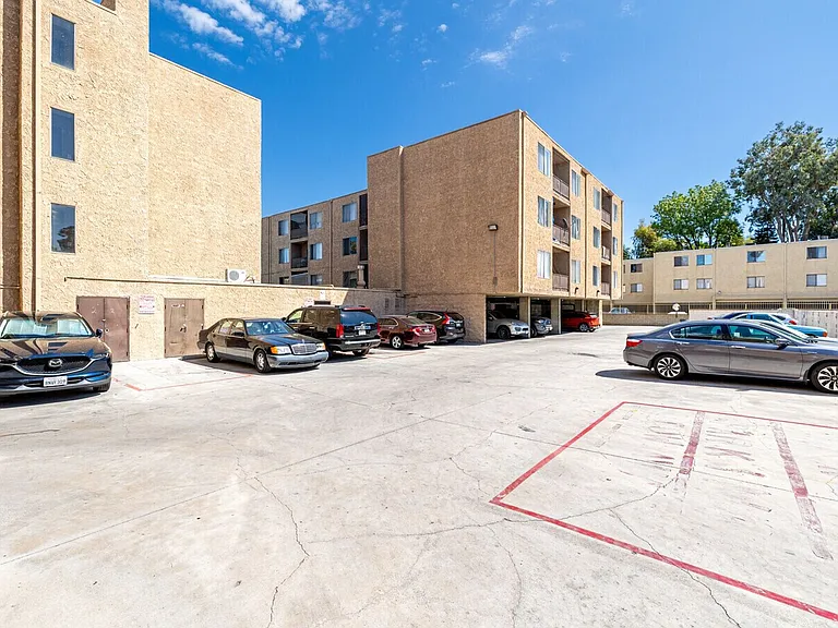 Welcome to Sherman West Apartments — Photo 12