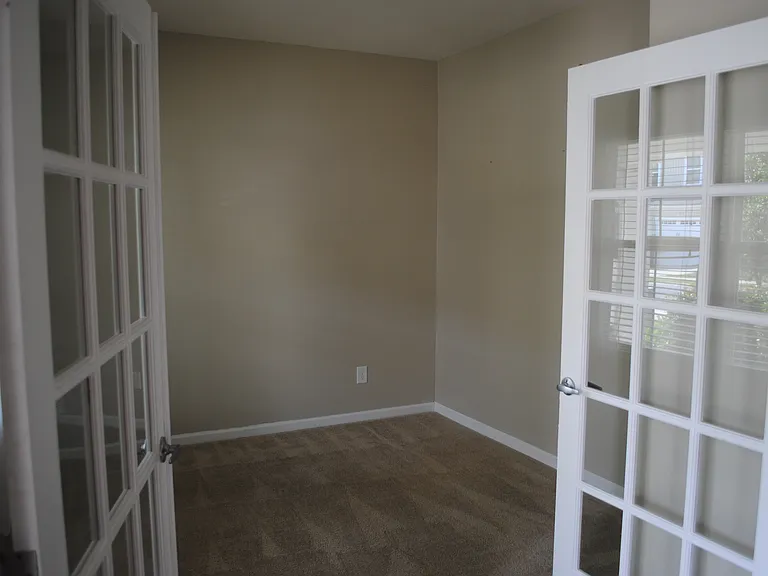 (prior to new laminate flooring) Good sized home office (aprox 10x12)
