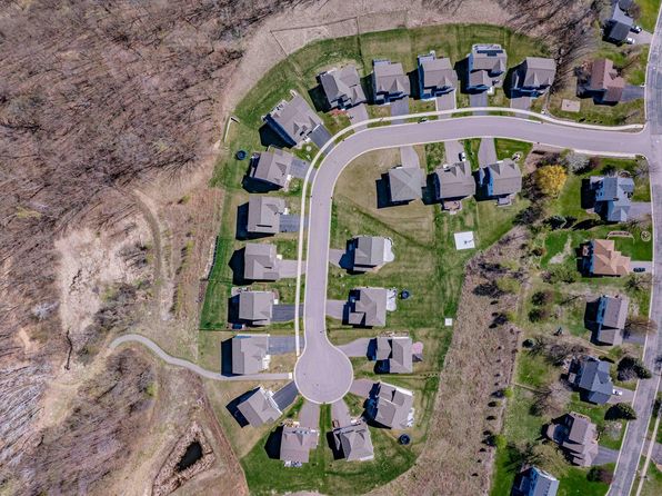 882 Redmond Dr, Carver, MN 55315
