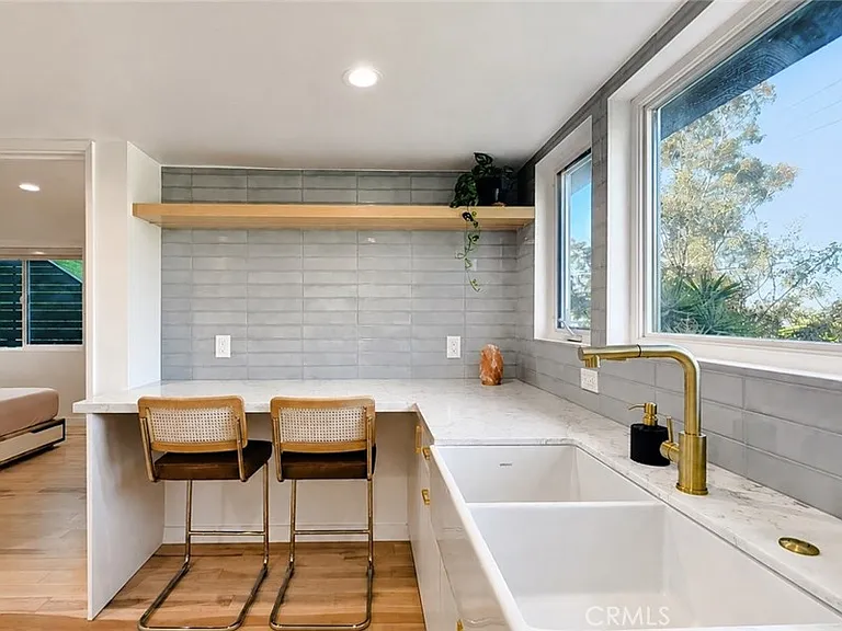 2338 Riverside Dr — Photo 3