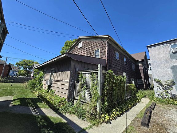 5th image of 813 W Berry St