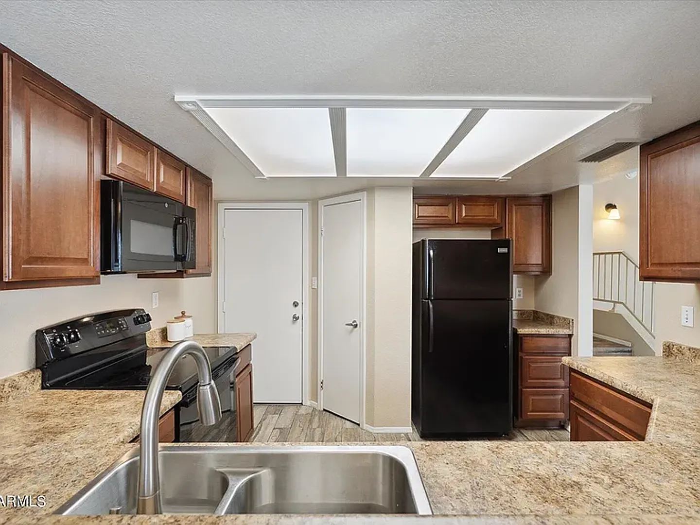 Ready To Tour Now! Charming 3-Bedroom 3-Bathroom Corner Townhouse In Peoria! — Photo 3