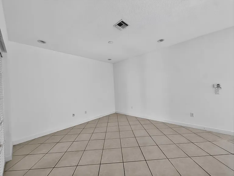625 SW 146th Ter — Photo 22