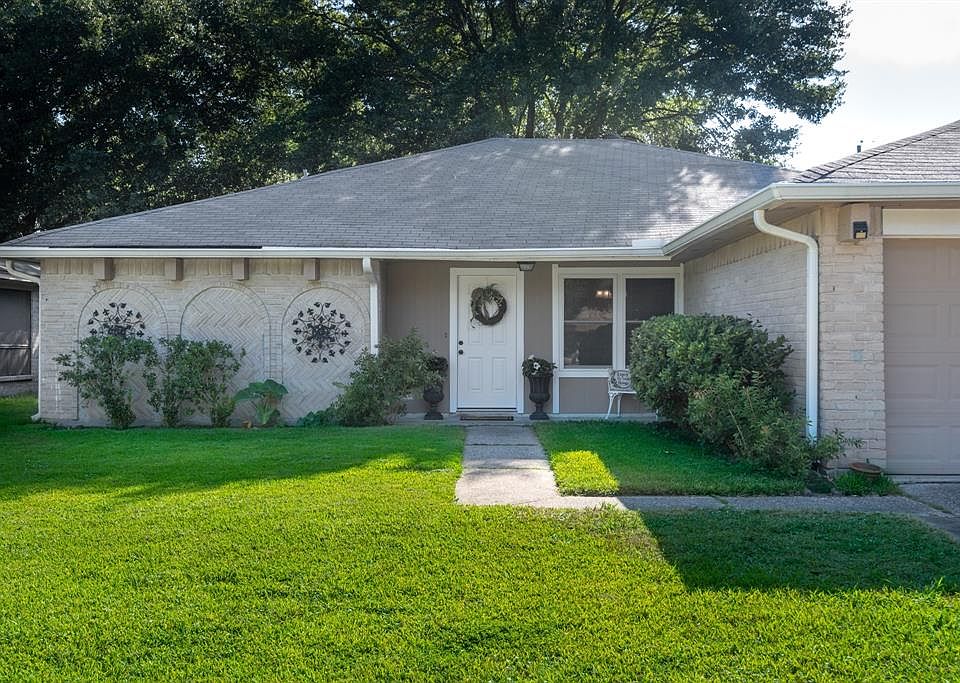 Welcome Home to 21706 Castlemont Ln!