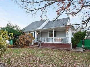 4 Vernon Ln, Centereach, NY 11720