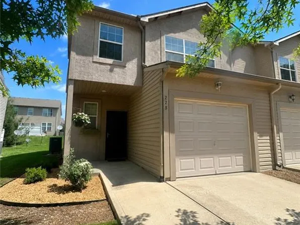 228 N 4th Ter, Louisburg, KS 66053