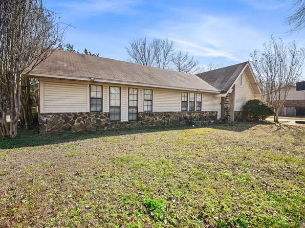 2404 Crestwood Dr, Tupelo, MS 38801