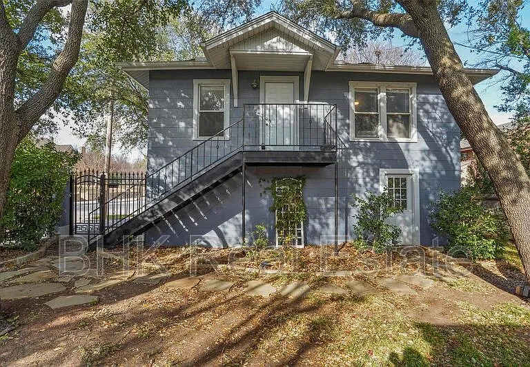 1915 Clover Ln — Photo 10