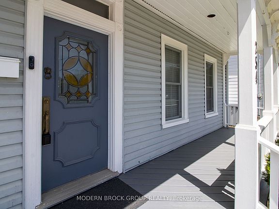 4th image of 254 King St E