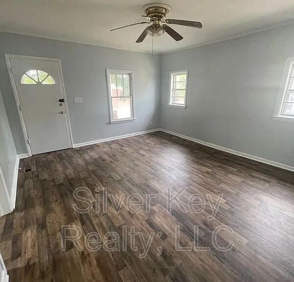 914 E Madison Ave — Photo 4