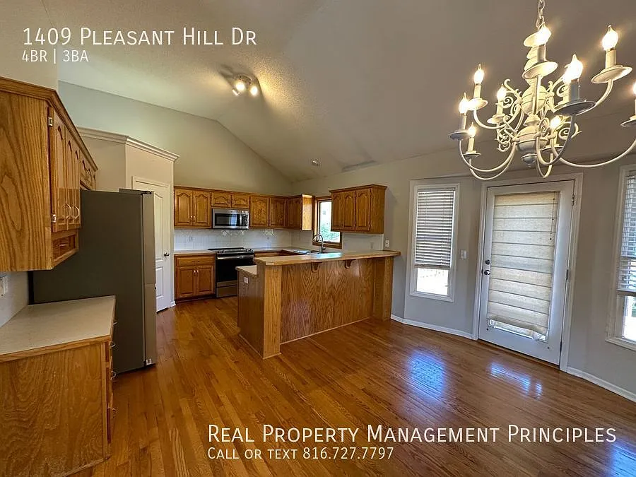 Spacious, 4 Bedroom 3 Bath Split Entry Home in Platte City!! — Photo 4